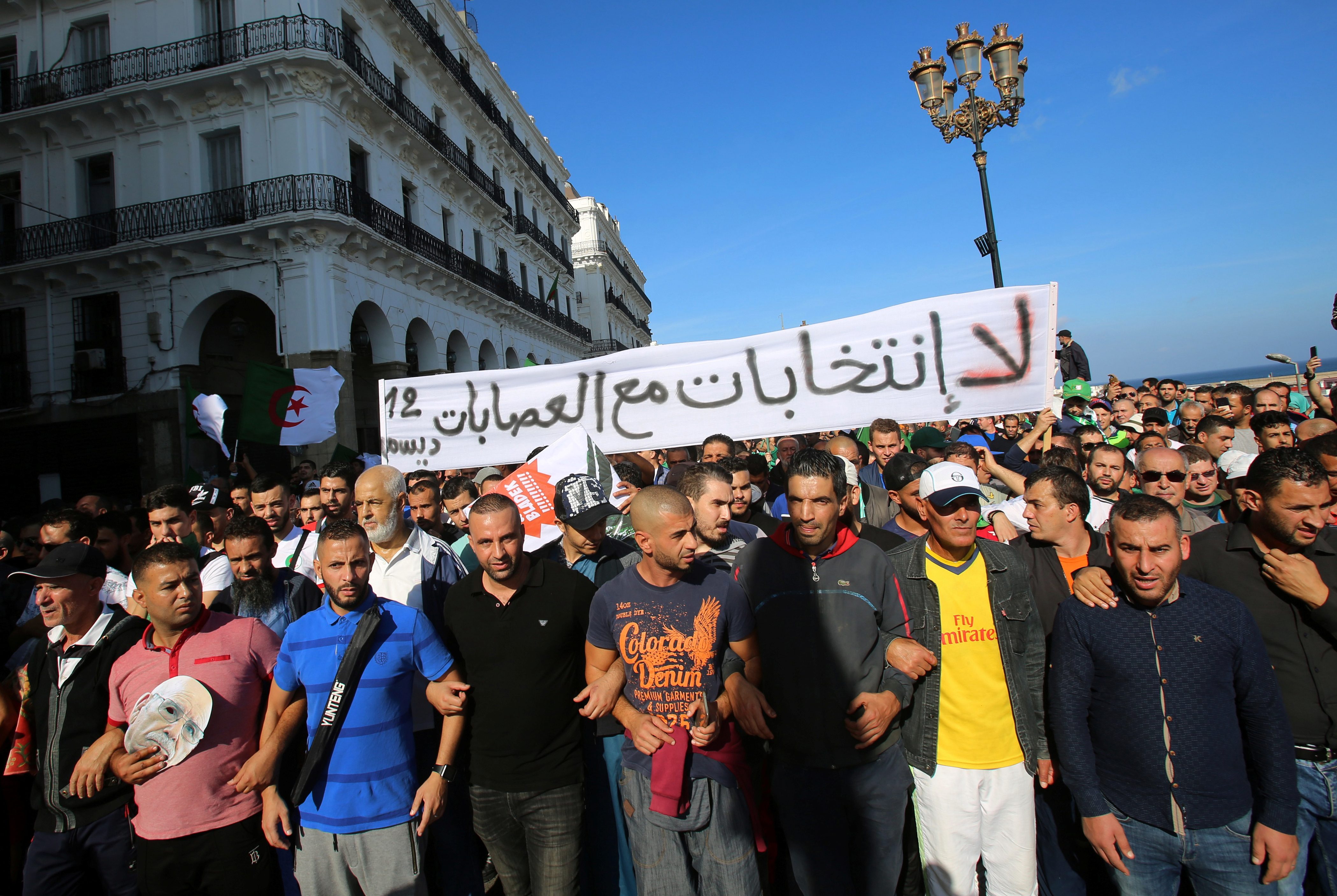 قوات مكافحة الشغب تقتحم مجلس قضاء وهران بالجزائر مع استمرار إضراب القضاة