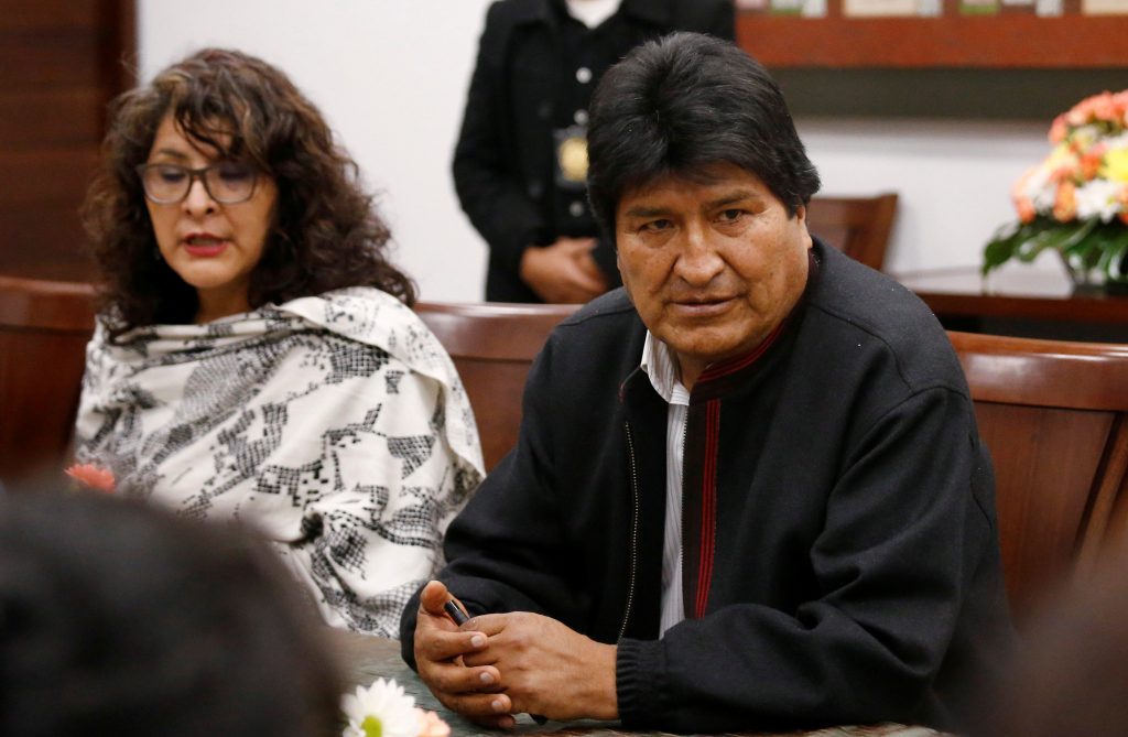 «تراقصت به».. لحظات مرعبة عاشها رئيس بوليفيا بعد تعرّض طائرته لعطل