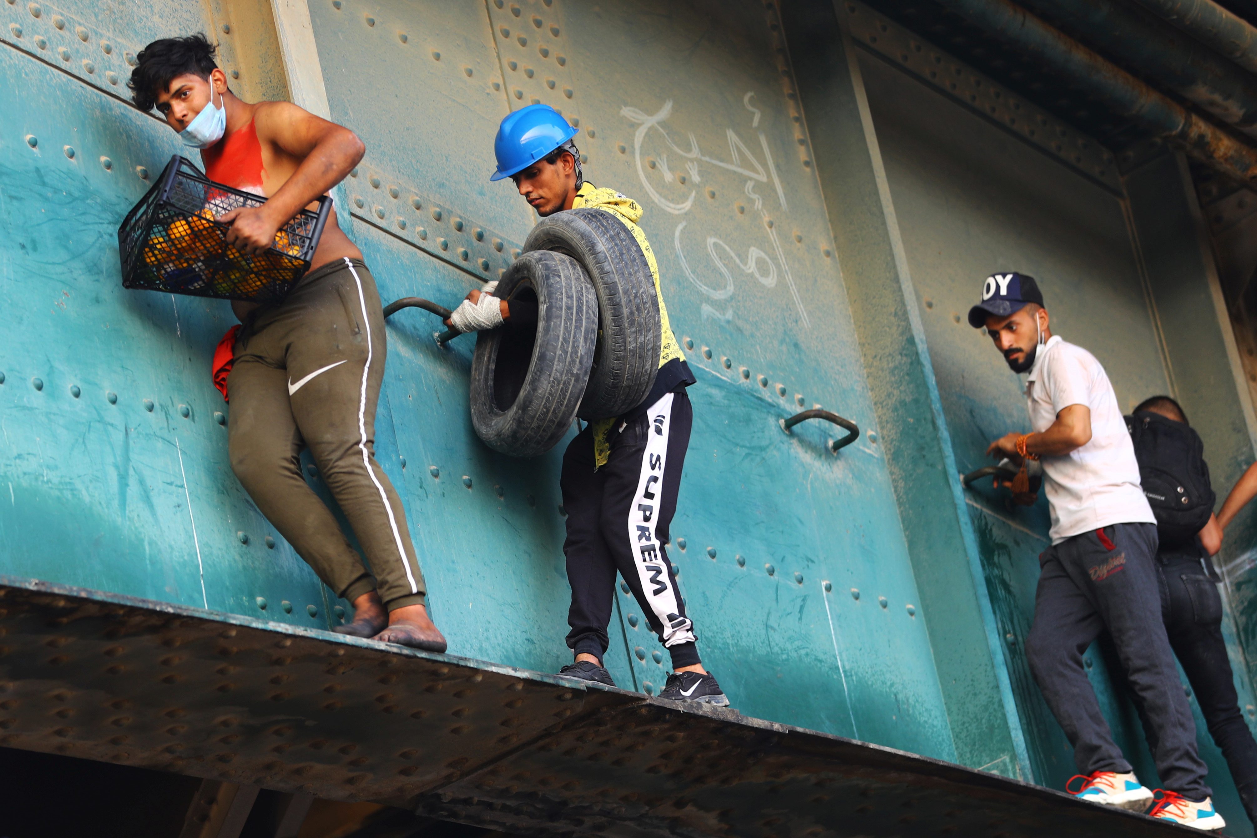 قتل خلال الاحتجاجات 260 قتيلاً على الأقل خلال مواجهات بين قوات الأمن ومسلحي فصائل الحشد الشعبي من جهة، والمتظاهرين من جهة أخرى