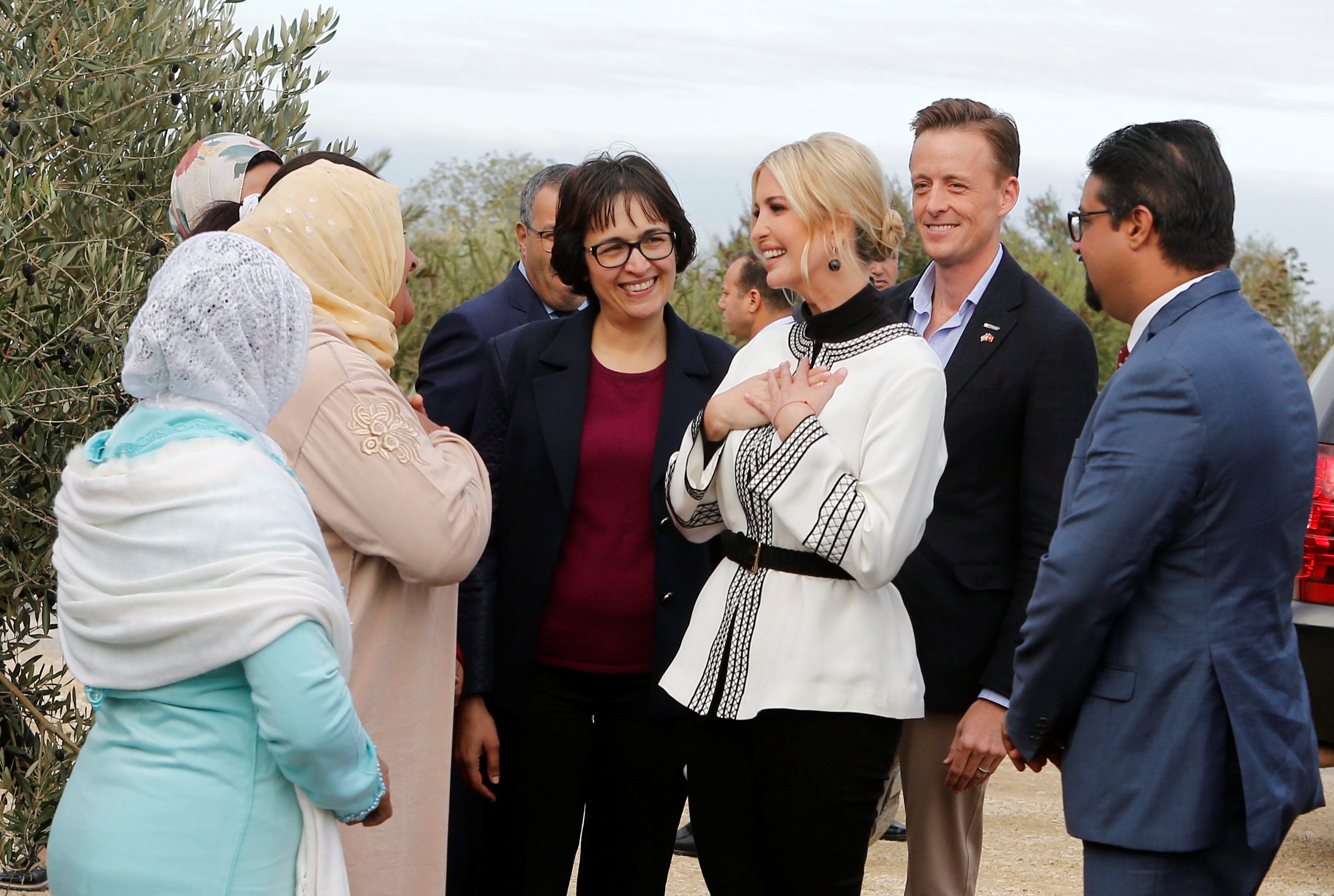 نساء مغربيات يحتفين بلقائهن إيفانكا ترامب، وصورة لها مع إحداهن تثير جدلاً