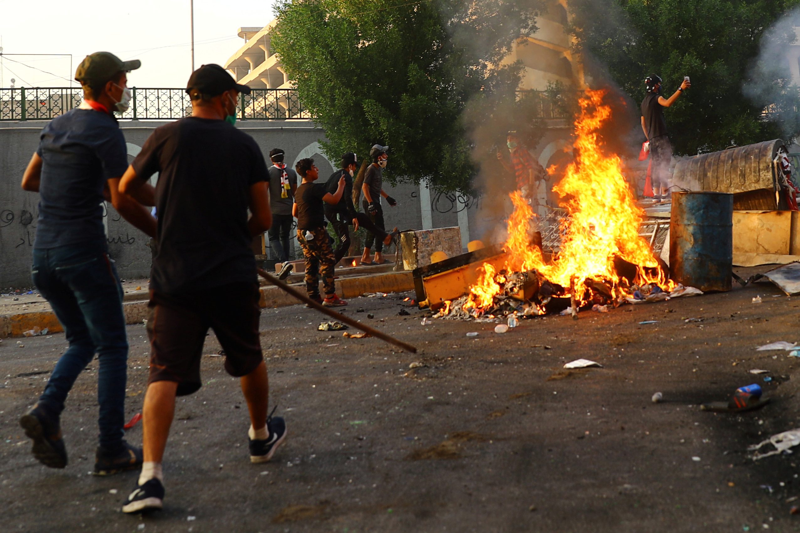 الشرطة العراقية تقتحم ساحتين لاعتصام المتظاهرين  وتجبرهم على التراجع لساحة التحرير