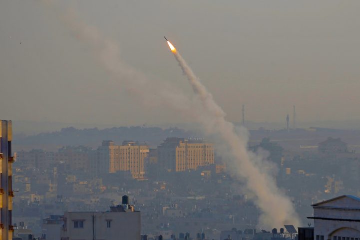 صواريخ المقاومة الفلسطينية تنطلق نحو بلدات إسرائيلية محتلة الثلاثاء رداً على اغتيال بهاء أبو العطا/ رويترز