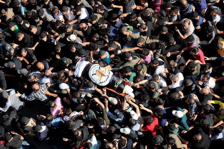 فلسطينيون يشيعيون بهاء أبو العطا إلى مثواه الأخير في قطاع غزة بعد اغتياله صباح الثلاثاء/ رويترز