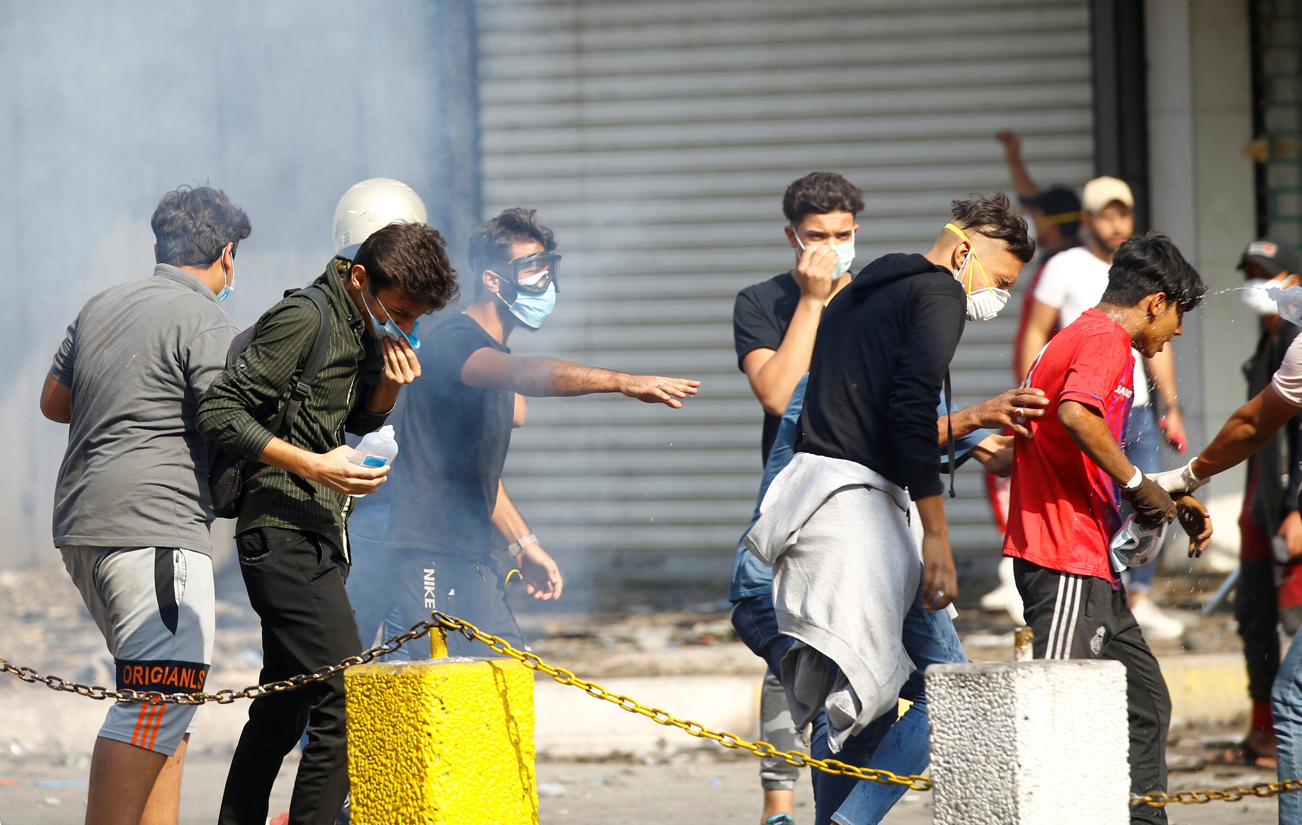 المتظاهرون يشاركون في الاحتجاجات المستمرة المناهضة للحكومة في بغداد ، العراق في 12 نوفمبر 2019. (رويترز)