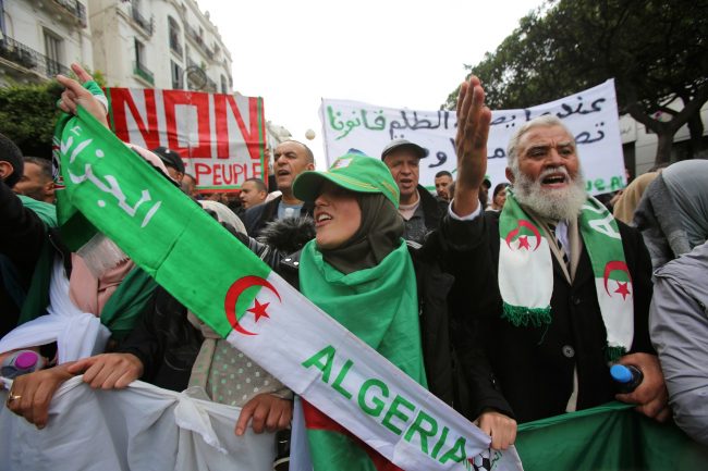 للمرة الأولى، حكم بالسجن على محتجين بالجزائر قبل شهر من انتخابات الرئاسة