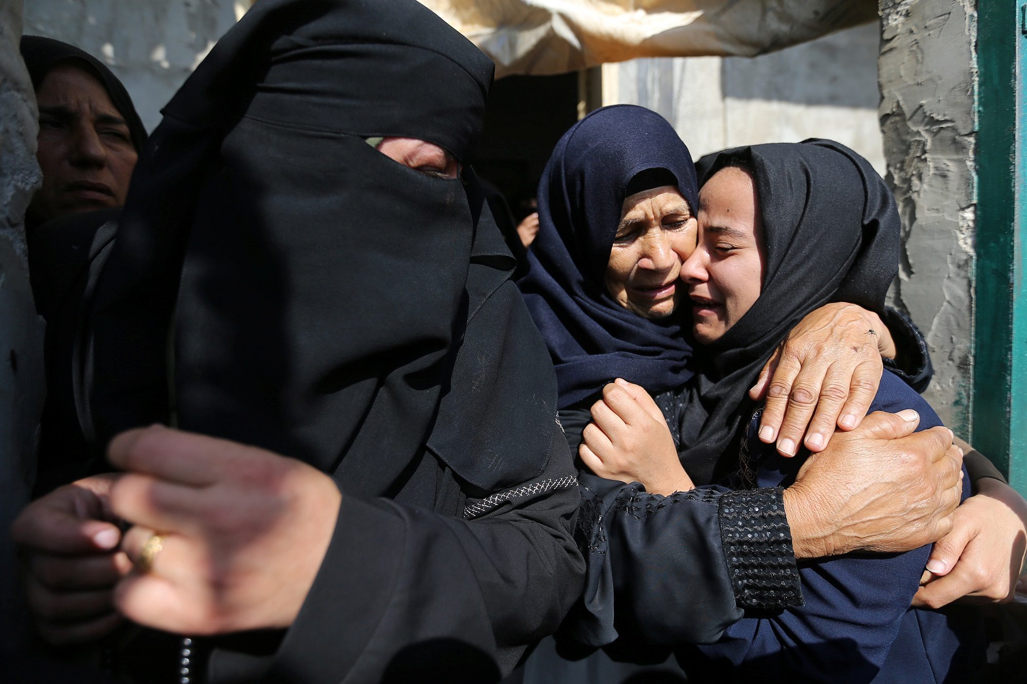 مشاهد مؤلمة تعلق في أذهان الناجين من قصف إسرائيل لعائلة فلسطينية في غزة