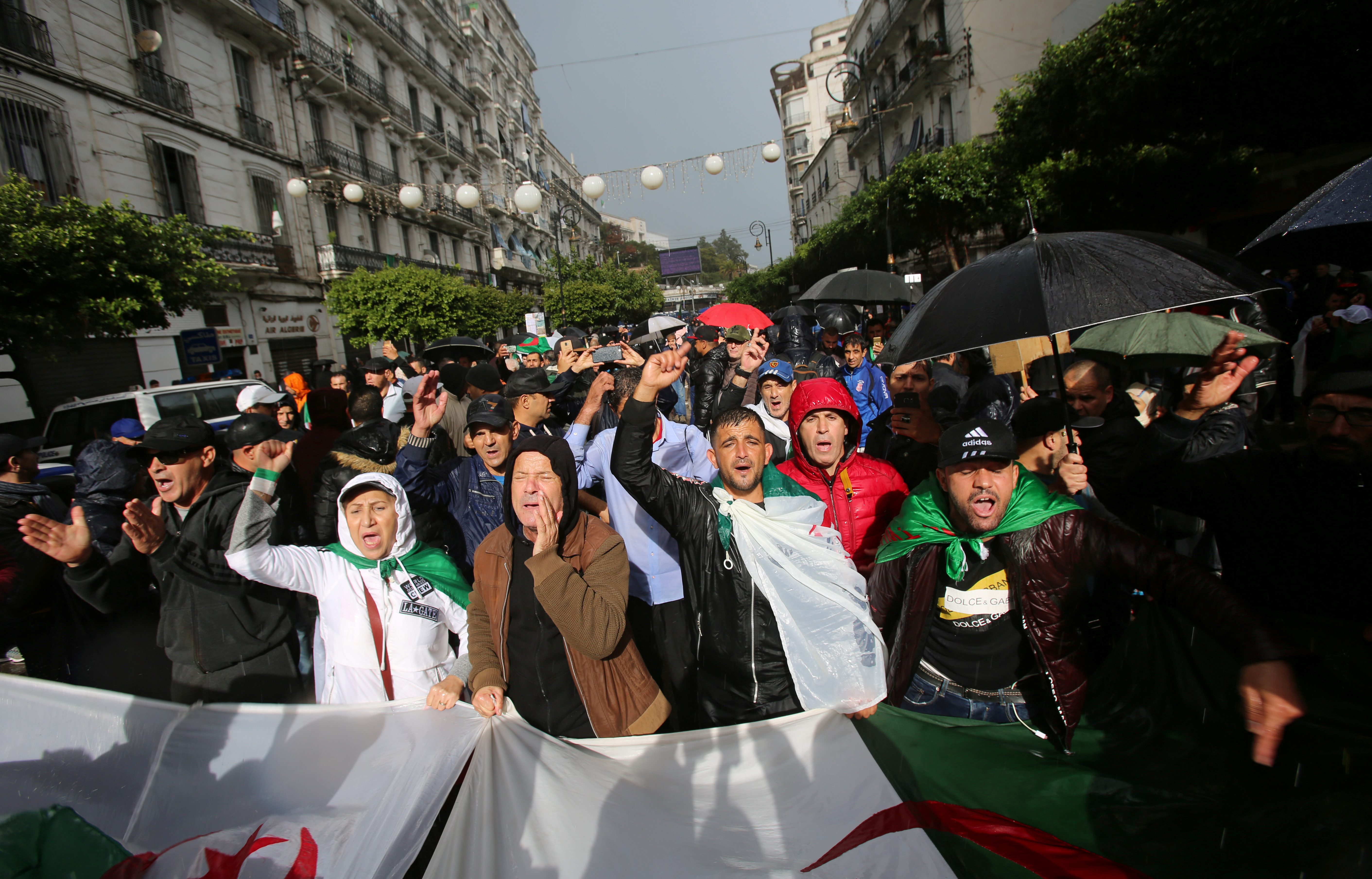 انطلاق الحملات الانتخابية لمرشحي الرئاسة في الجزائر تحت حراسة الجيش