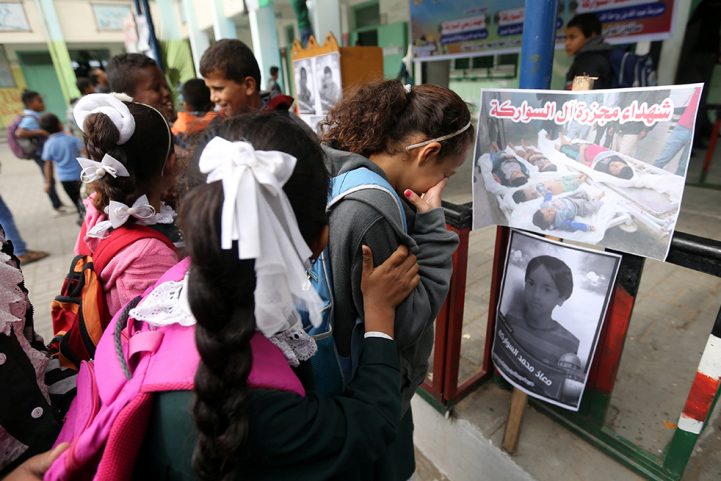 أطفال في غزة يبكون أقرانهم الذين قتلوا في العدوان الإسرائيلي على القطاع/ رويترز
