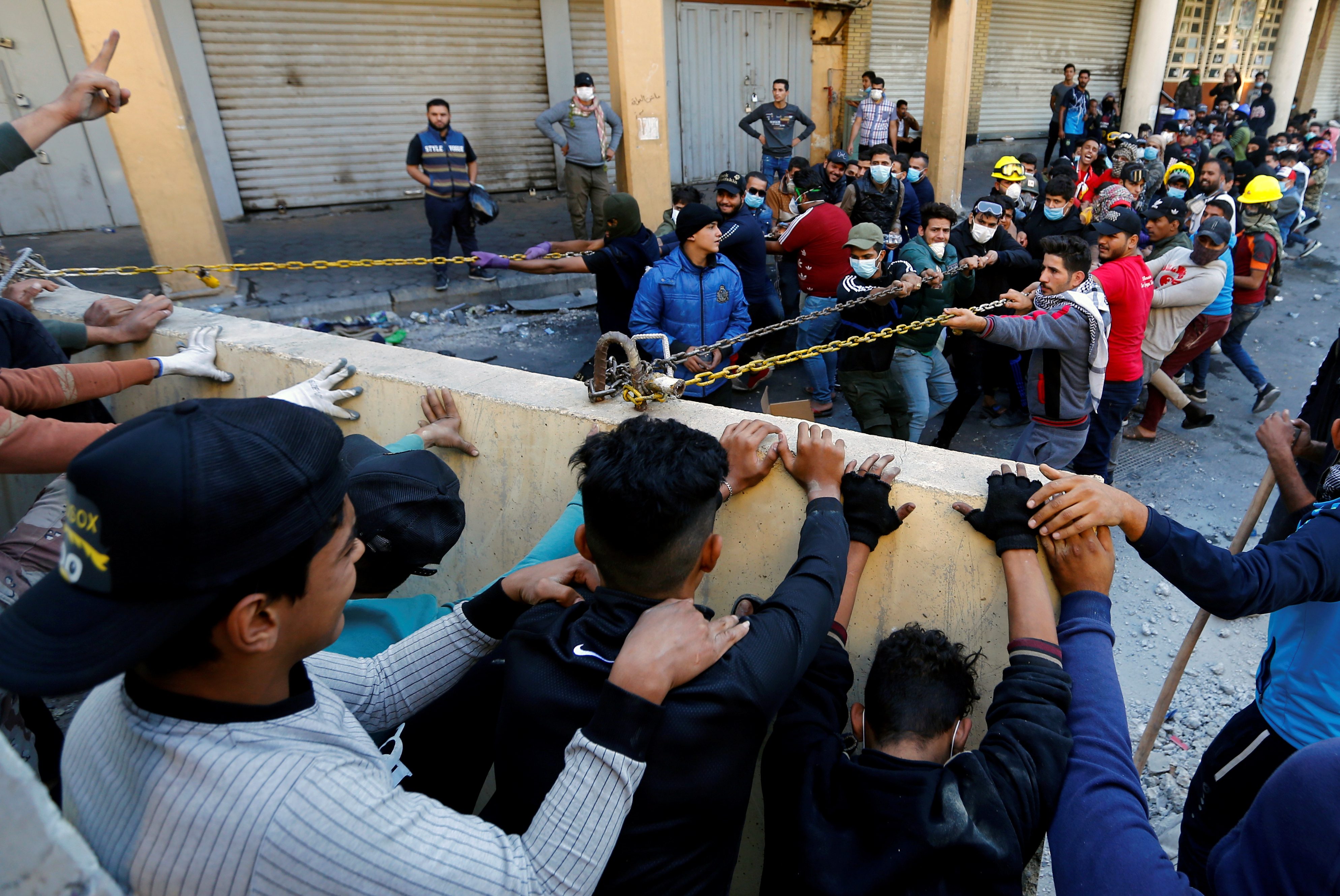 آلاف العراقيين يتظاهرون في العاصمة و9 محافظات رفضاً لـ «ورقة الإصلاح»