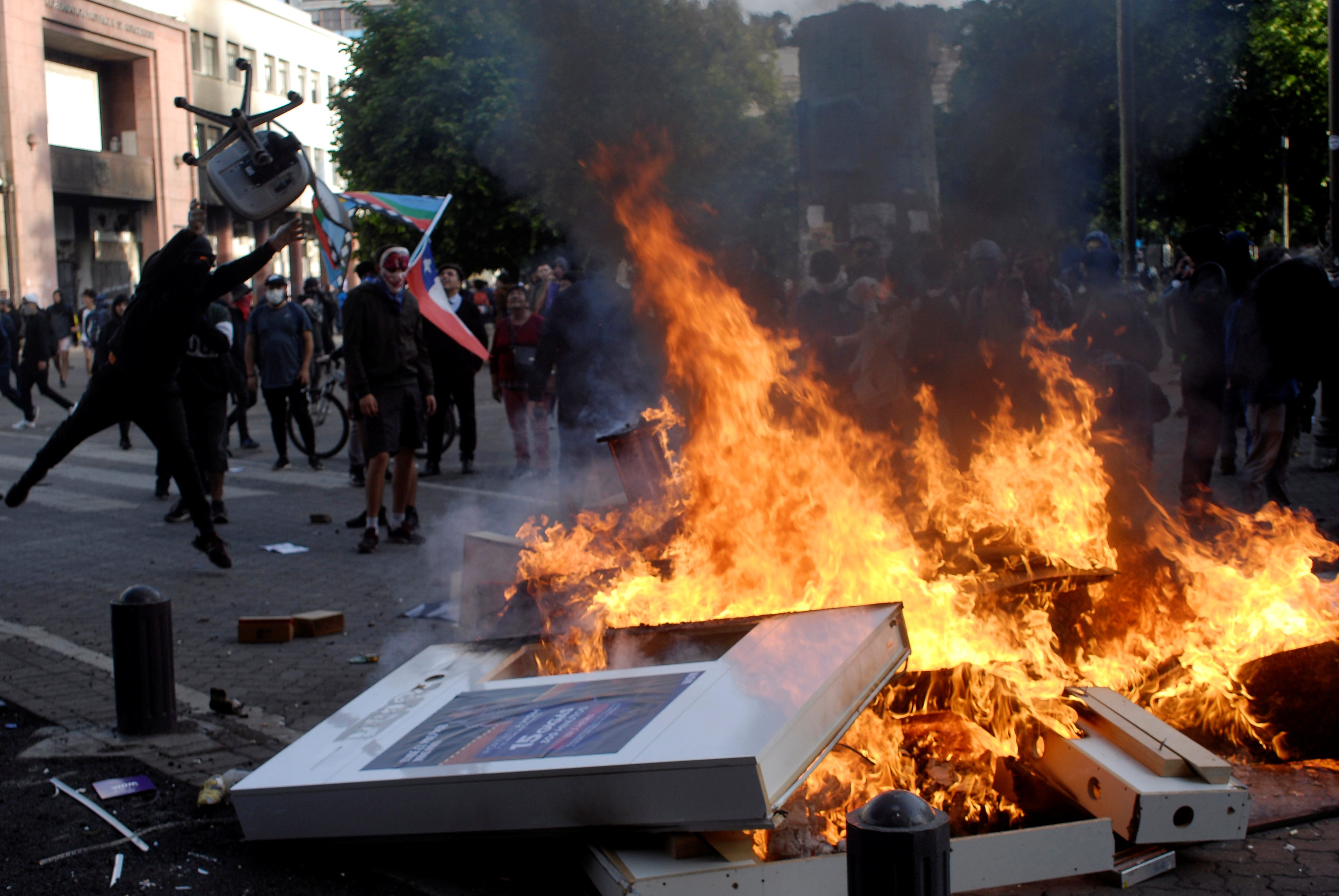 شوارع مُشتعلة.. كيف غيَّر عقد كامل من الاحتجاجات شكل العالم؟