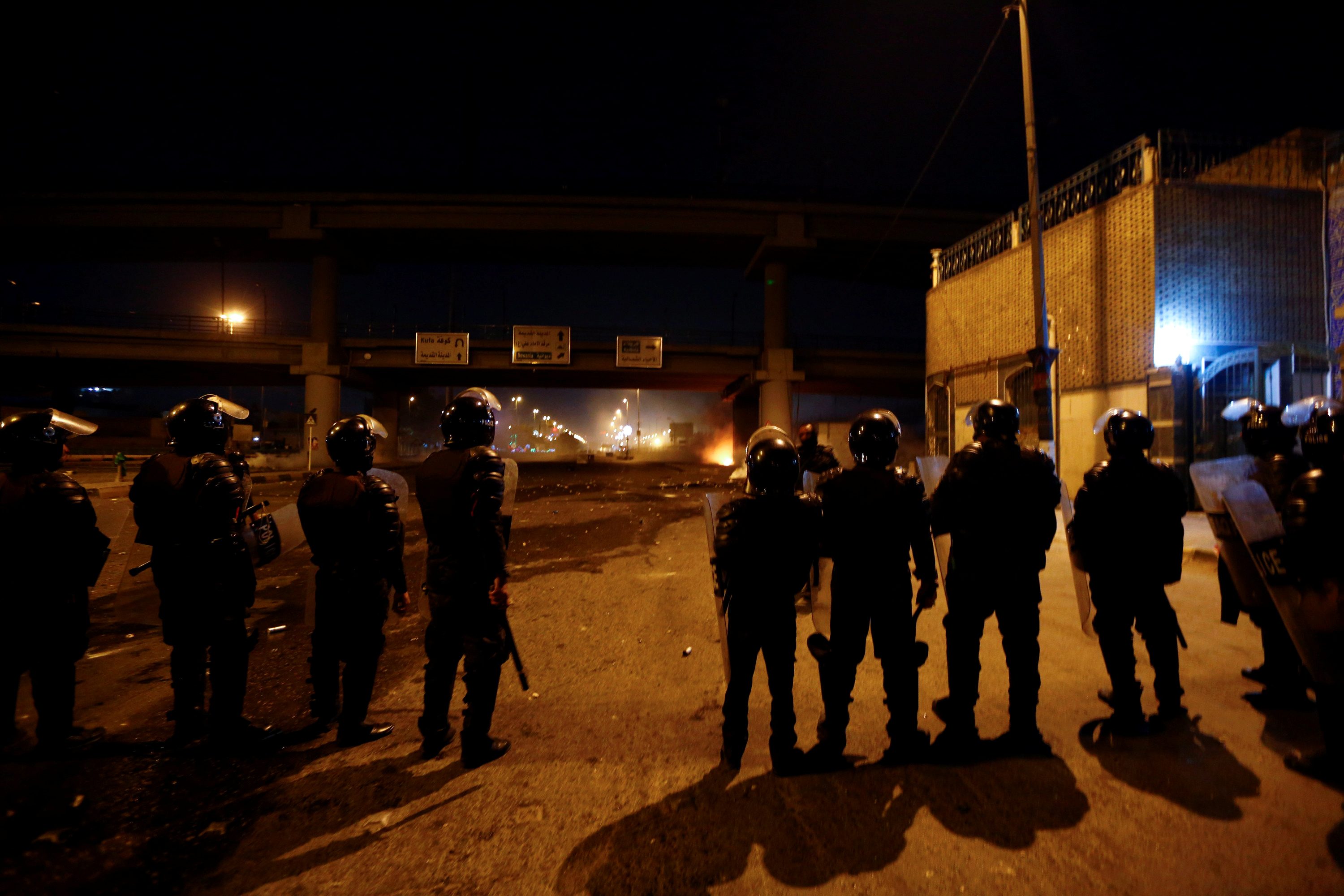 الجيش يبسط نفوذه.. القوات العراقية تعلن تشكيل «خلايا أزمة» لمواجهة «الاضطرابات الشعبية»