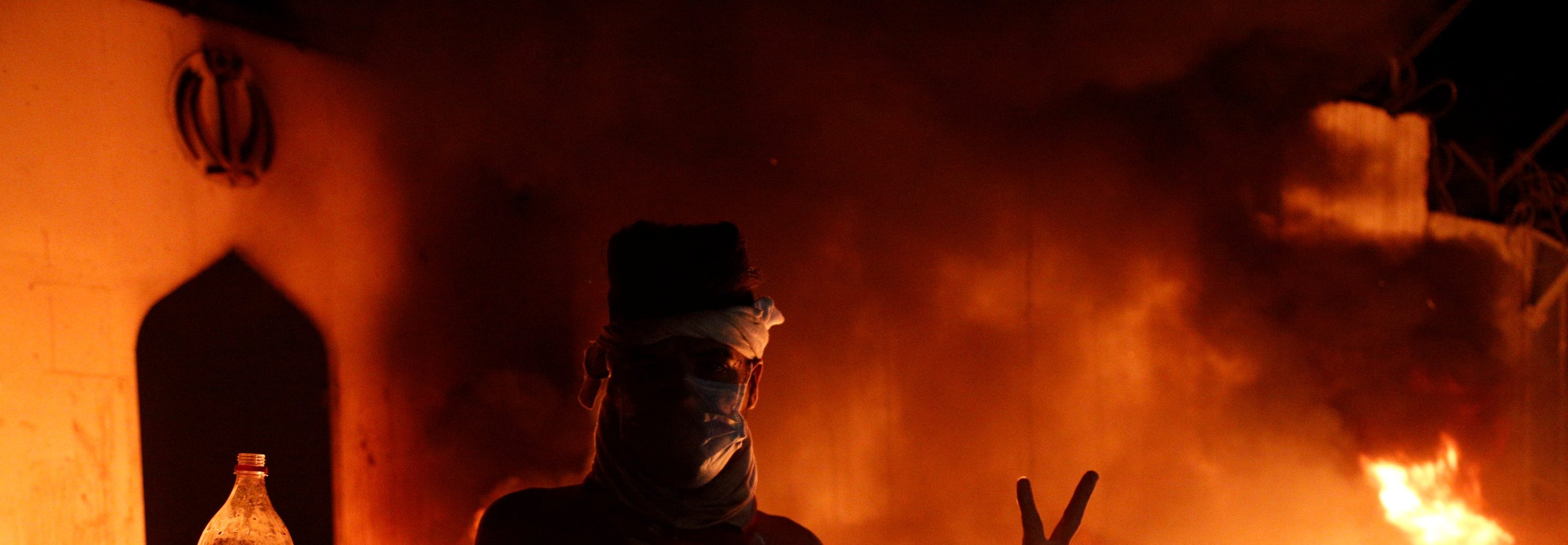 إحراق مبنى القنصلية الإيرانية في النجف، والسلطات تفرض حظر تجول بالمدينة