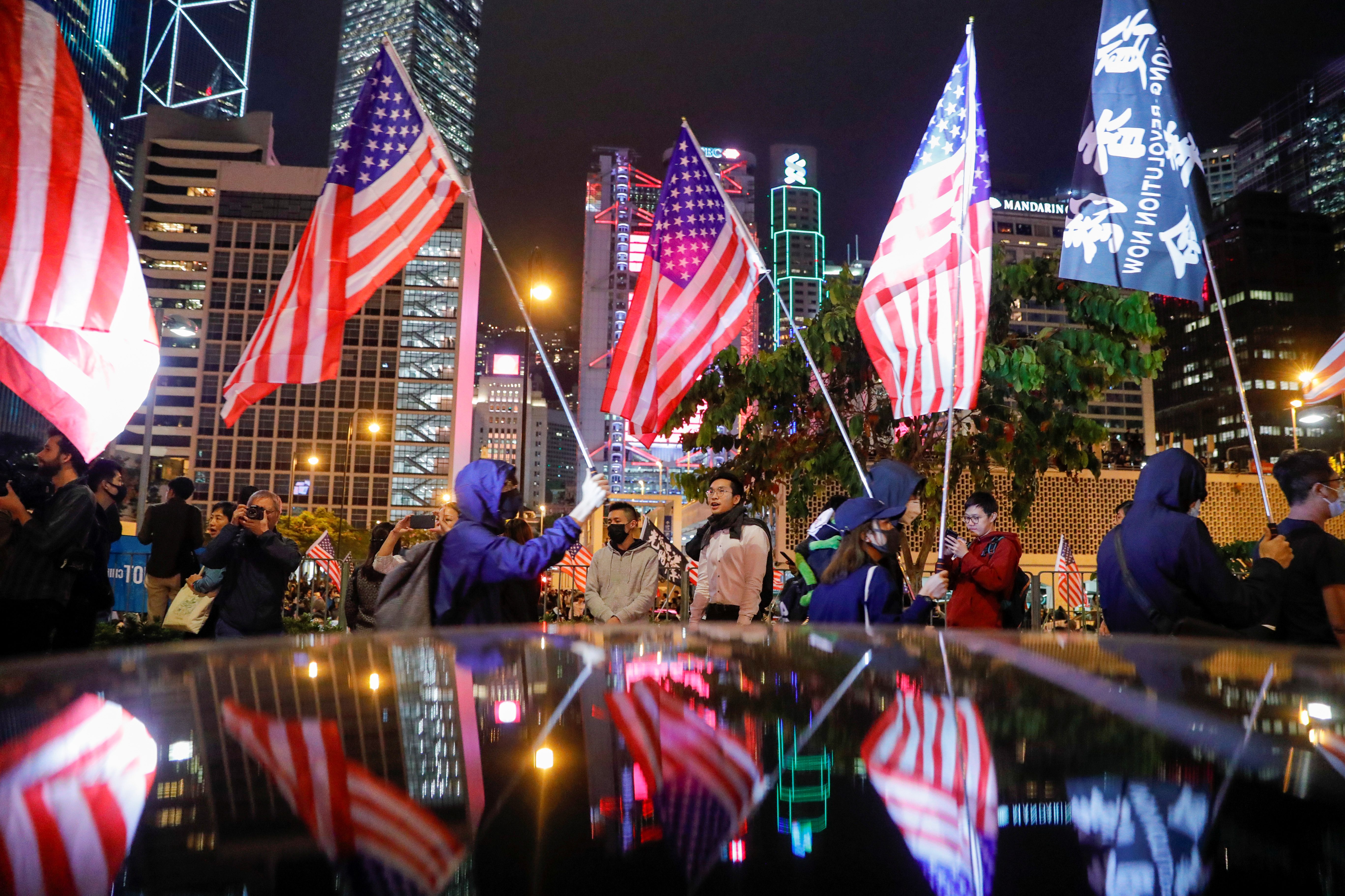 يلزم التشريع وزارة الخارجية الأمريكية بأن تقر، على الأقل سنوياً، بأن هونغ كونغ تحتفظ بما يكفي من الحكم الذاتي لتبرير منحها شروطاً تجارية تفضيلية