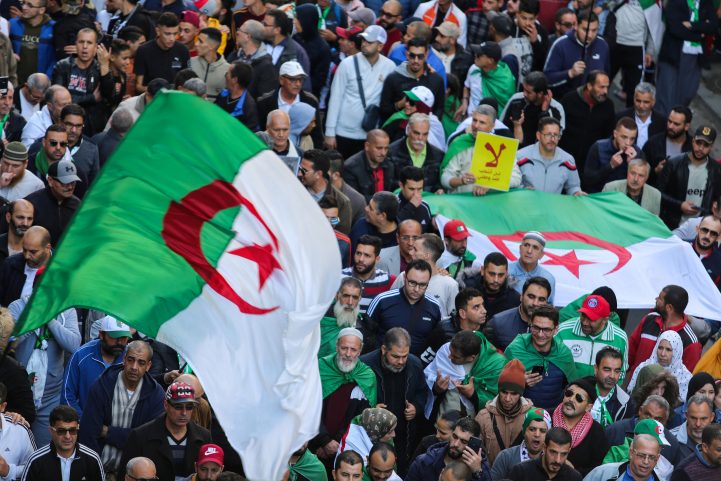 الجزائريون أجمعوا على رفض التدخل الأجنبي في الشأن الداخلي/ رويترز