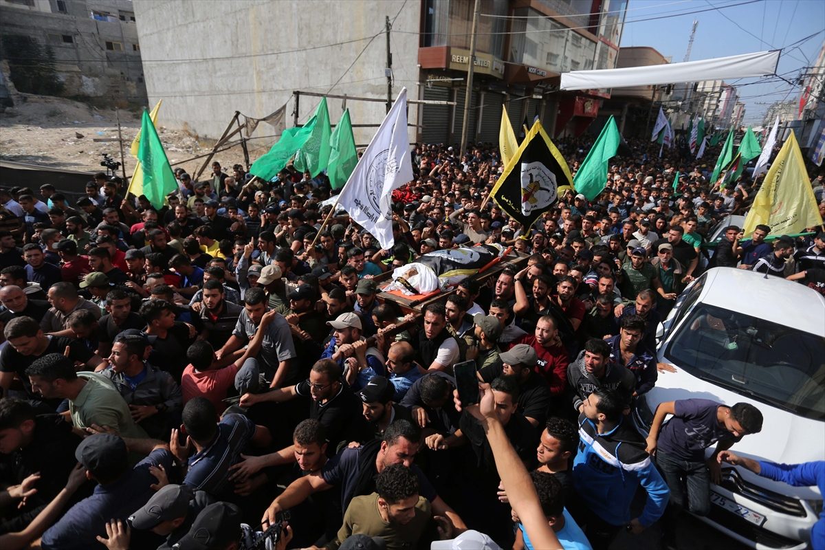 أثناء شيّع الآلاف من الفلسطينيين، الثلاثاء، جثمان بهاء أبو العطا، أحد أبرز قادة سرايا القدس، الجناح العسكري لحركة الجهاد الإسلامي، الذي اغتالته إسرائيل