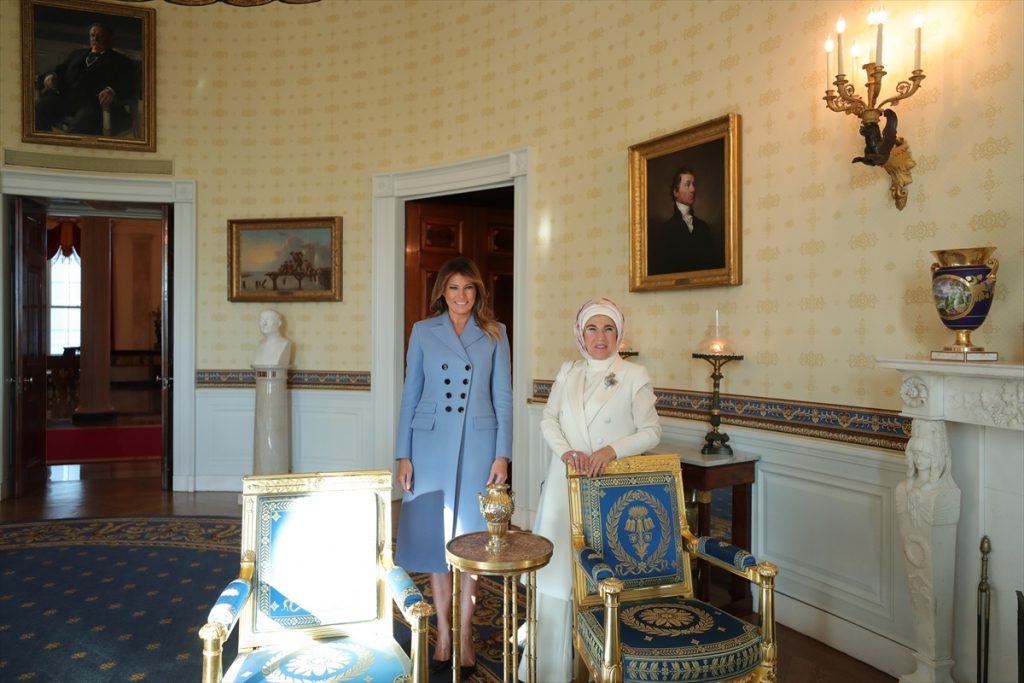 ترامب ينشر الصورة العائلية التي جمعته بأردوغان.. وميلانيا تقيم مأدبة على شرف سيدة تركيا الأولى