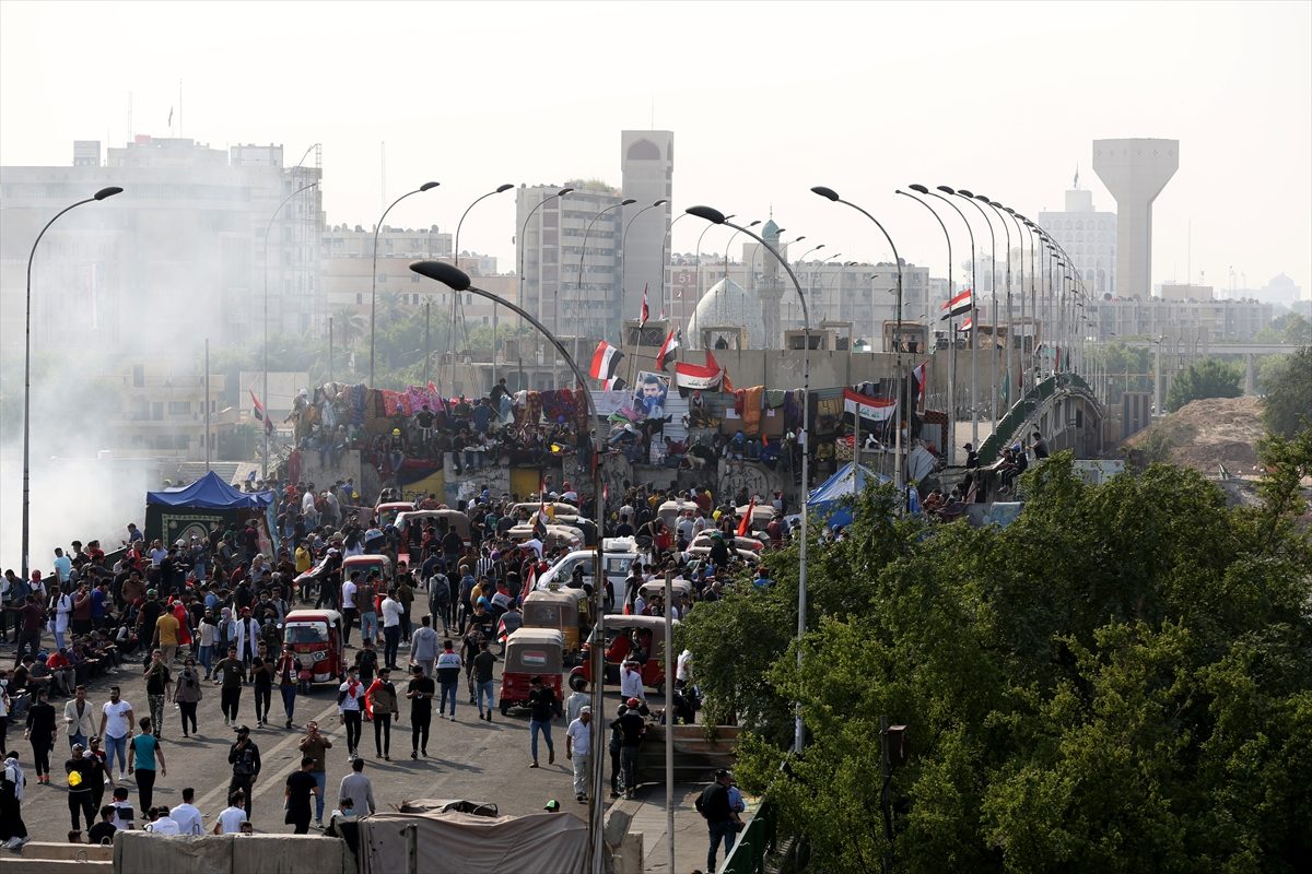 المتظاهرون العراقيون يقتربون من المنطقة الخضراء.. حاول الأمن منعهم لكنهم وصلوا جسر الأحرار وسط بغداد