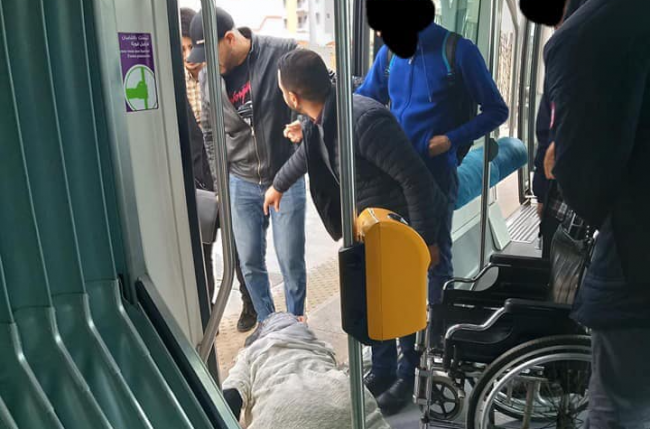 غضب في المغرب بعد انتشار صور لمحاولة إلقاء سيدة مُقعدة خارج القطار.. لم تمتلك ثمن التذكرة