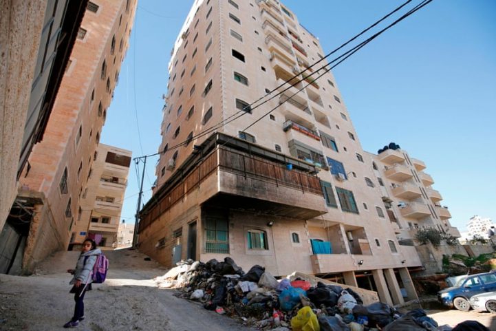 على الرغم من أن السكان يدفعون الضرائب للحكومة الإسرائيلية ، إلا أن العمال الإسرائيليين نادراً ما يغامرون في المنطقة لتنظيف الشوارع أو إخماد الحرائق أو إصلاح الطرق/ أ ف ب
