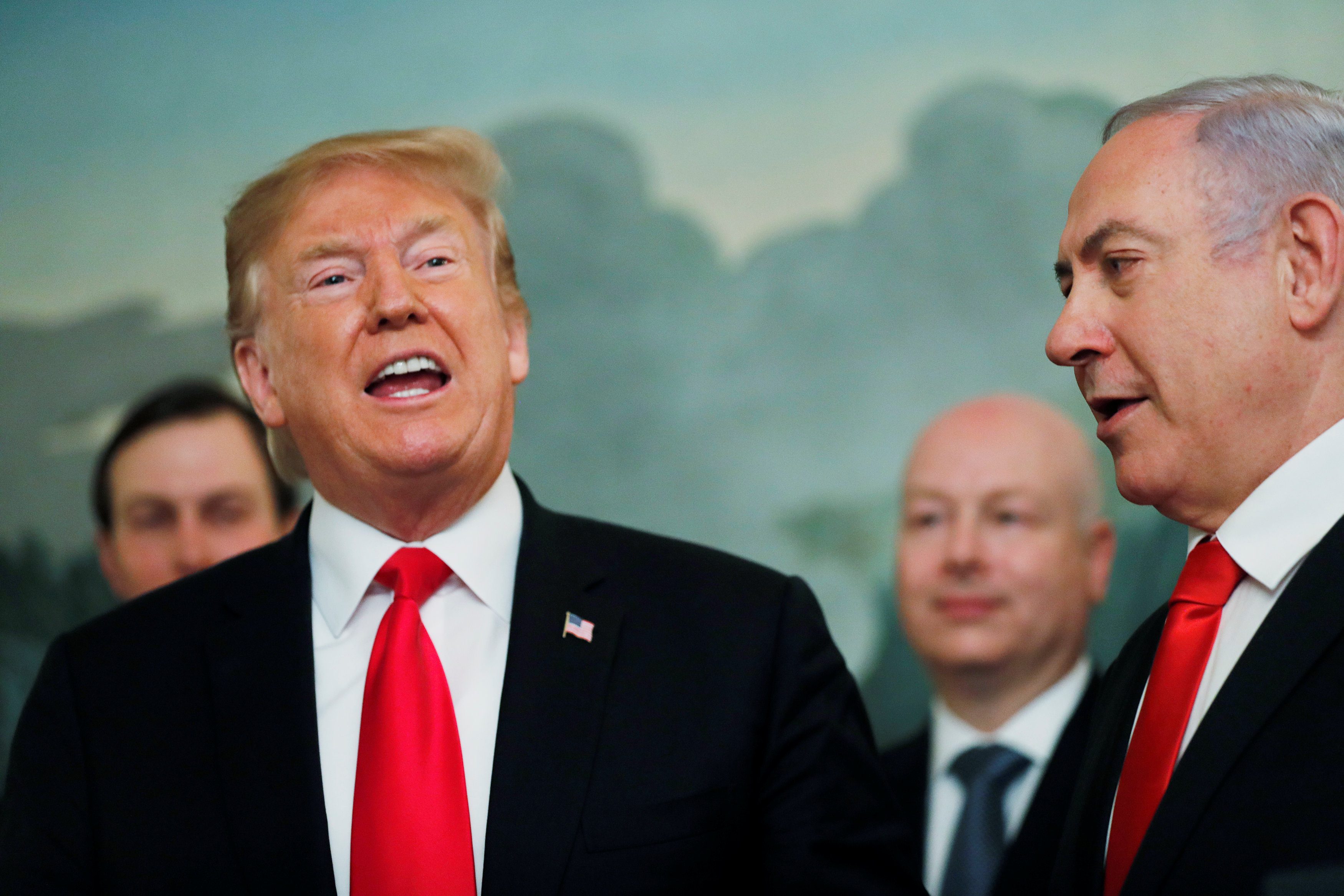 ترامب ساخراً من الشأن الداخلي الإسرائيلي: إذا حدث شيء ما بأمريكا سأذهب لتولي رئاسة الحكومة في تل أبيب