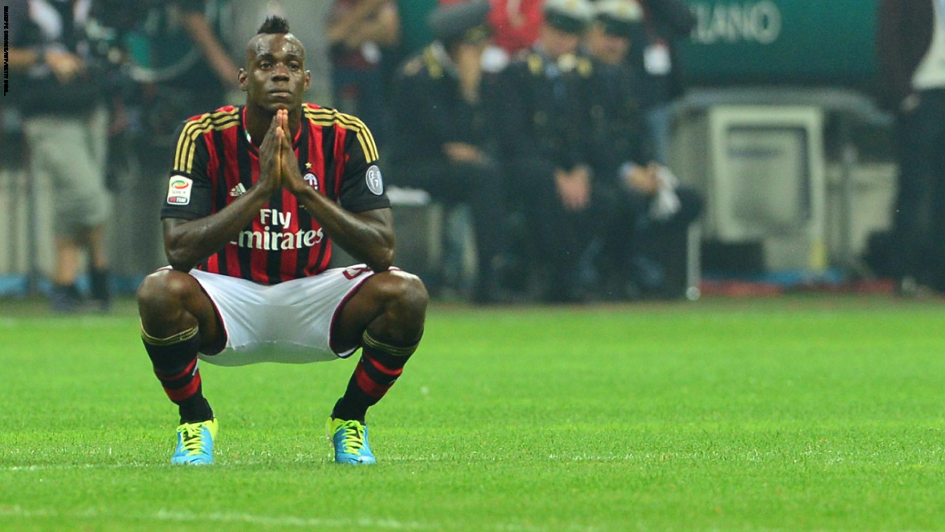 “شهيد العنصرية”.. هكذا دمر التنمر وأوهام التفوّق العرقي عند الجماهير الإيطالية موهبة بالوتيلي