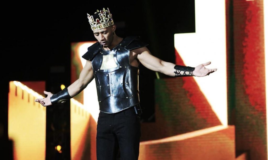 حفل محمد رمضان الأول في السعودية: دخل المسرح بسيارات، ووزع نقوداً عليها صورته