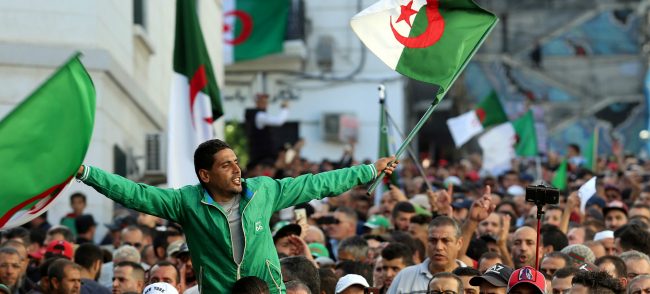 شوارع الجزائر تمتلئ بالمتظاهرين.. احتجاجات «عيد الثورة» تعيد إلى الأذهان أيام الحراك الأولى