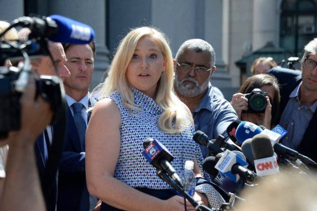 أجبرت على ممارسة الجنس مع أندرو في لندن ونيويورك وفي جزيرة خاصة في الكاريبي فيما بين عامي 1999 و2002.