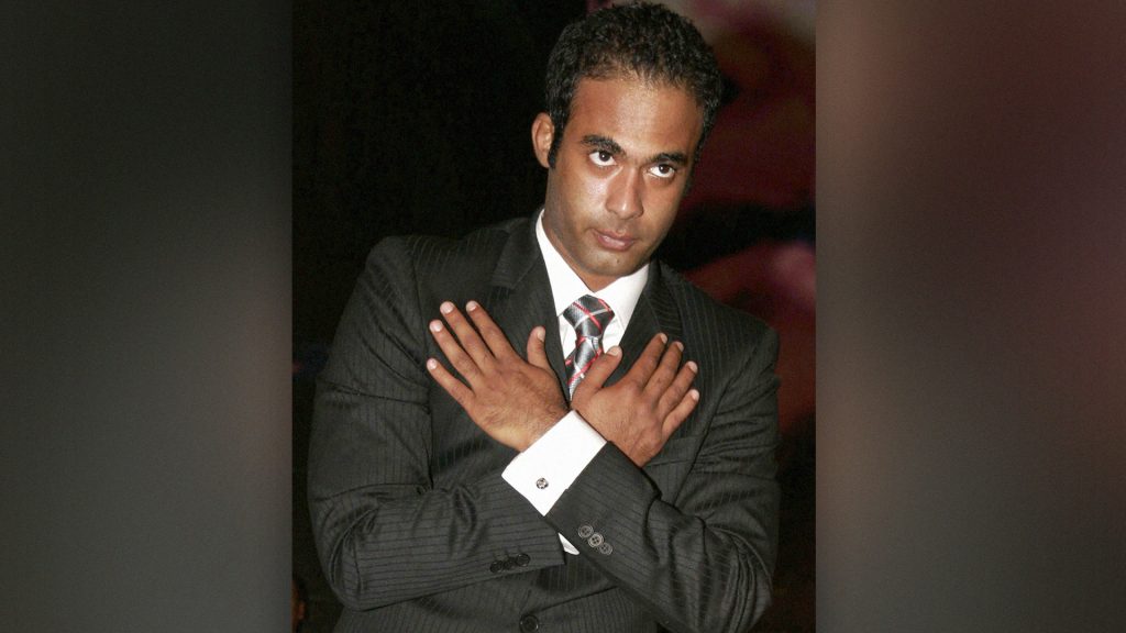 شملت رسائل من جيهان السادات.. بيع مقتنيات أحمد زكي يفجّر أزمة تضطر العائلة لمخالفة وصيته، ووزارة الثقافة تتدخل بعد «خداع» نقيب الممثلين