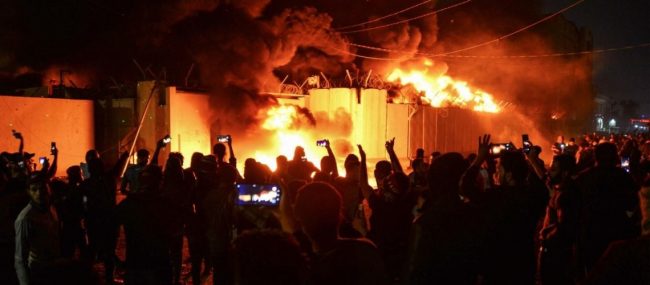 إيران تستعد لـ«الثأر».. ماذا يعني إحراق القنصلية الإيرانية في النجف؟