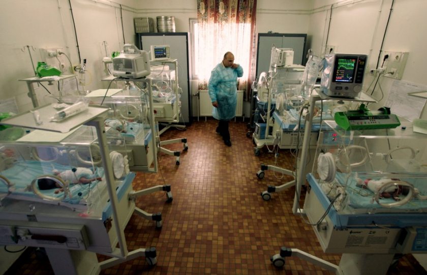 الجزائر تحكم بالسجن وغرامات على مسؤولين عن فاجعة «الأطفال الرضع» في مستشفى حكومي