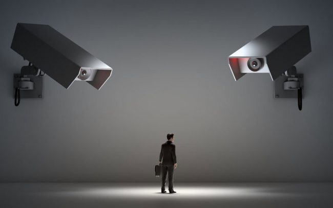 بعضها تتجاوز الحدود وتصبح تطفُّلاً وربما تجسساً.. هل برامج مراقبة الموظفين قانونية؟