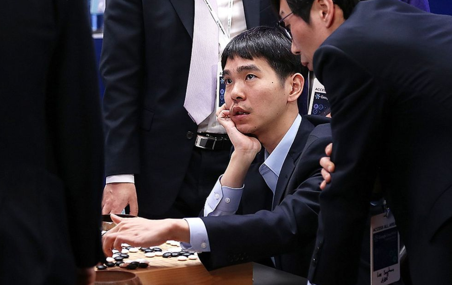 الرجل الذي هزم الكمبيوتر بلعبة Go الصينية يعلن استسلامه، ذكاء اصطناعي طورته جوجل وضع حداً لإنجازاته