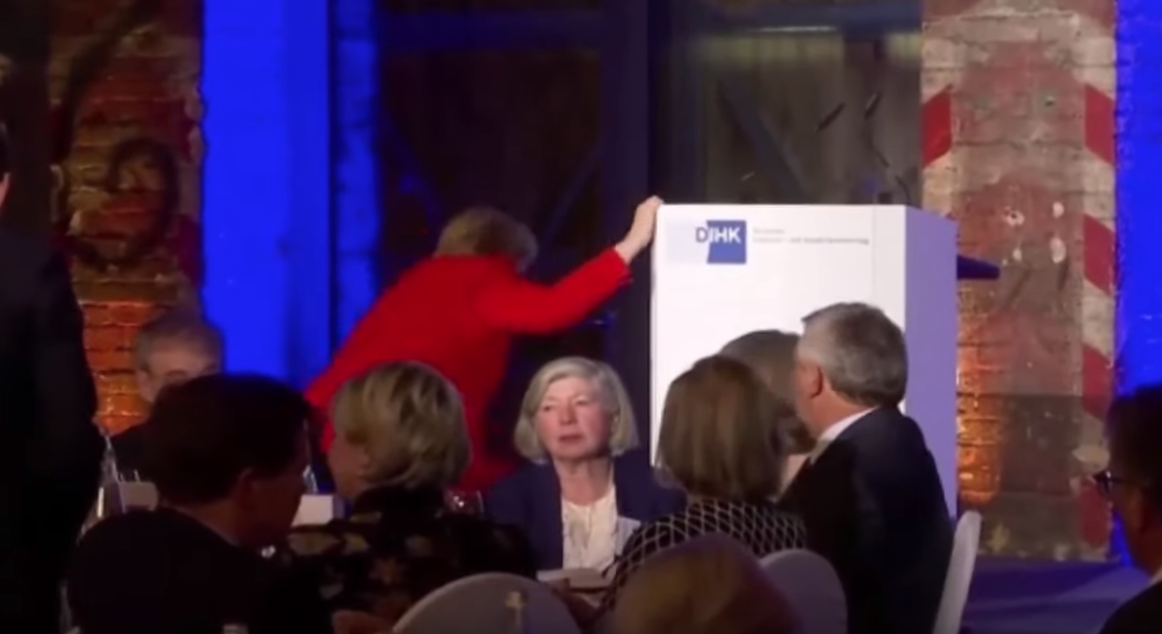 تعثرت ووقعت أمام المئات.. ميركل تتعرض لموقف محرج أثناء صعودها على المنصة من المكان الخطأ (فيديو)