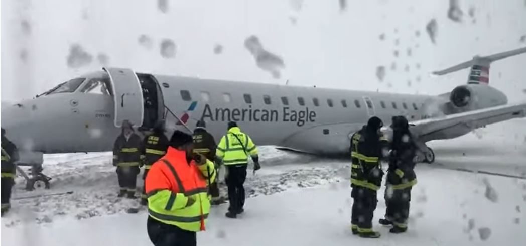 ازدادت كومة الرحلات الملغية من وإلى مطار أوهير إلى 1288 رحلة، ووصل عدد الرحلات المتأخرة إلى حوالي 900 رحلة، وفقاً لشركة FlightAware.