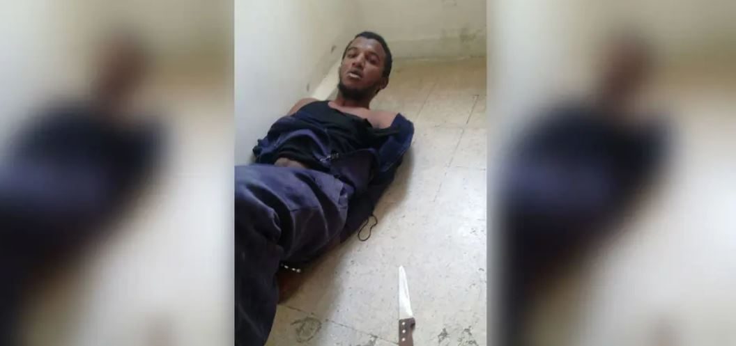 شوهدت إحدى السيدات تصرخ بالإسبانية: "إنه خنجر، خنجر. هناك سكين. ساعدوه الآن، من فضلكم".