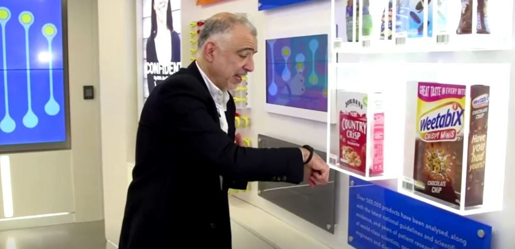 يقوم العميل بمسح ضوئي لأي من الأطعمة التي تباع في المراكز التجارية