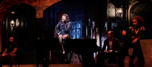 رجلٌ اشترى 3 تذاكر يقاضي النجمة الشهيرة مادونا بسبب تأخرها.. نشرت فيديو لتردَّ عليه