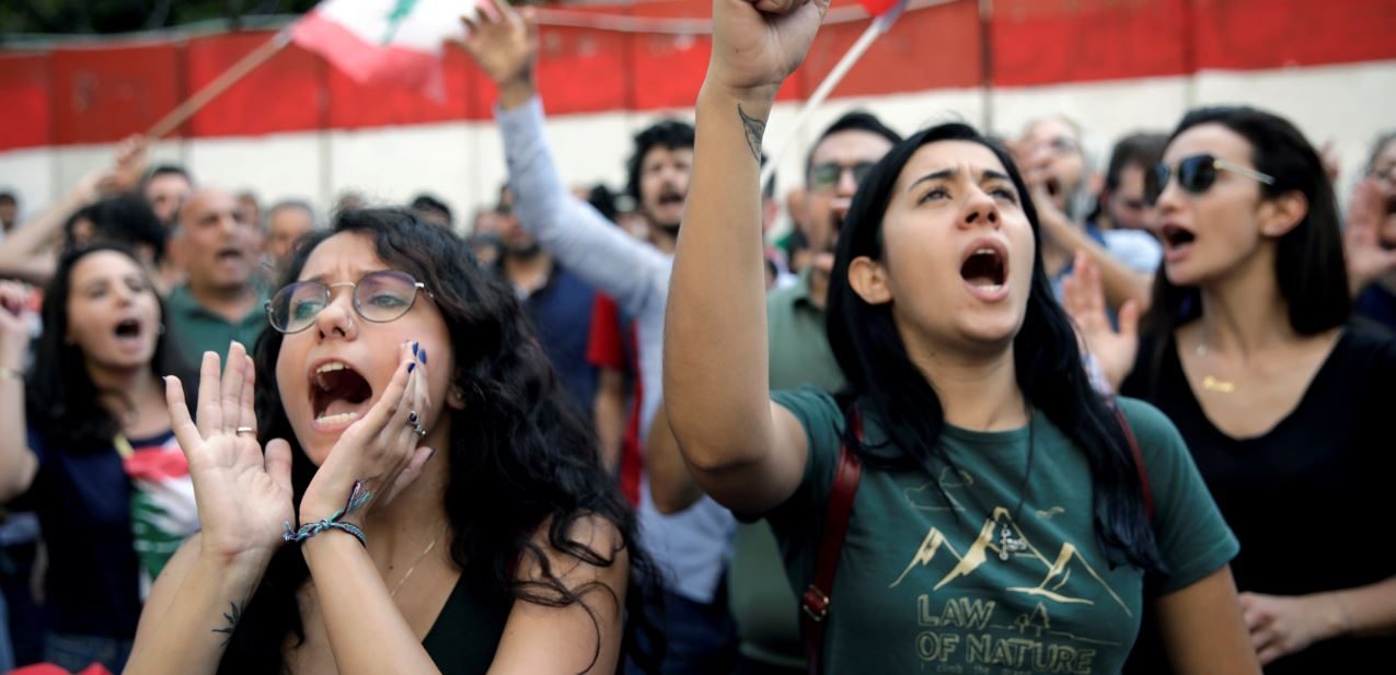 قطع آلاف اللبنانيين الطريق المؤدي إلى القصر الجمهوري وسط العاصمة اللبنانية