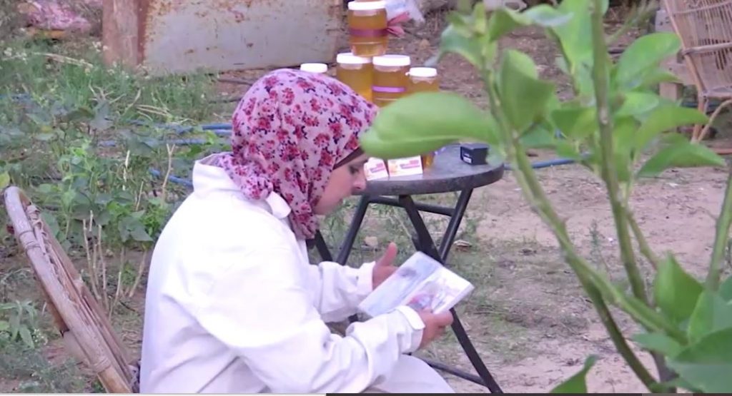 وتنتج سمر حوالي 130 كيلوغراماً من العسل النقي سنوياً وتأمل في توسيع مزرعتها لتشتمل على 120 خلية.