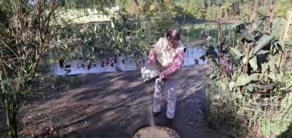 تقدم بالشكوى جار دوت، الذي انتقل من المدينة إلى الريف منذ نحو عام للعيش في منزل يبعد نحو 50 متراً عن تلك الحظيرة