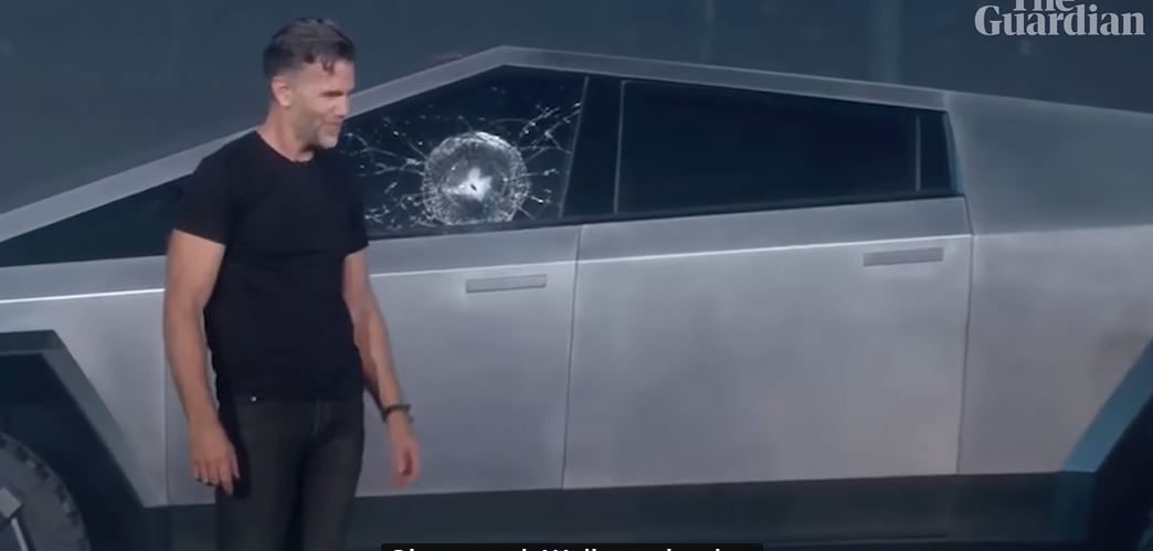 قال ماسك، بينما كان الجمهور مندهشاً: "ربما كانت الضربة قوية بعض الشيء"