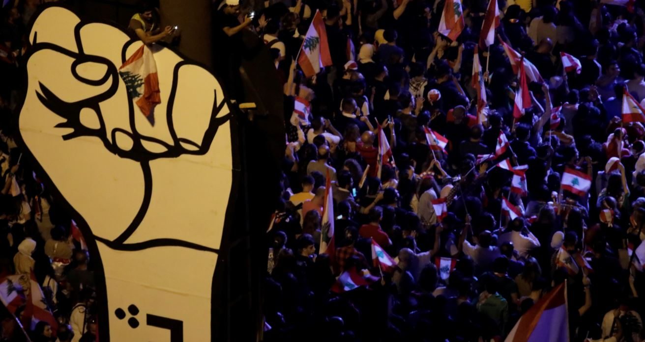 المتظاهرون يتدفقون مرة أخرى إلى شوارع بيروت وشمالي وجنوبي العاصمة رفضاً لرئيس بلادهم