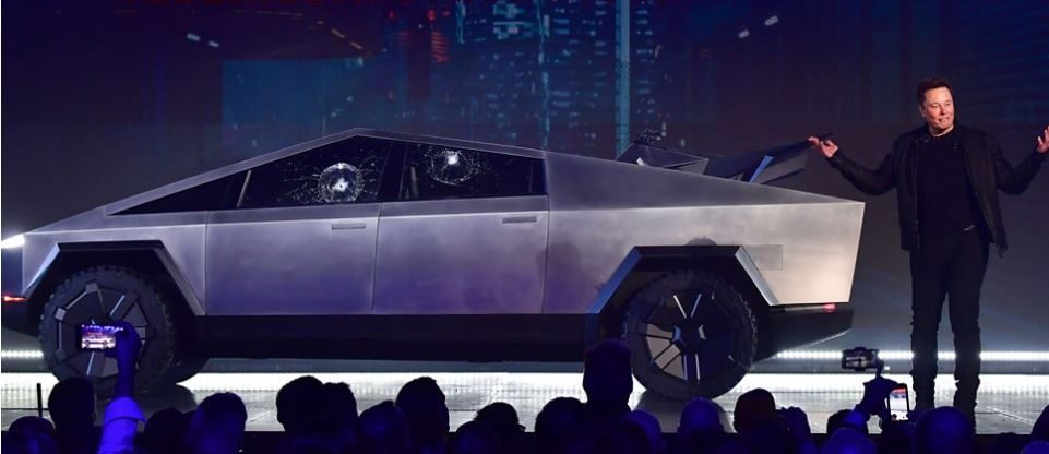 شاحنة تسلا Cybertruck تتوفر بثلاث فئات من ناحية مدى الشحن الكهربائي، النسخة الأقل ستقطع 402 كم بالشحنة الواحدة، والنسخة الأعلى تستطيع قطع مسافة تصل إلى 805 كم بالشحنة الواحدة.