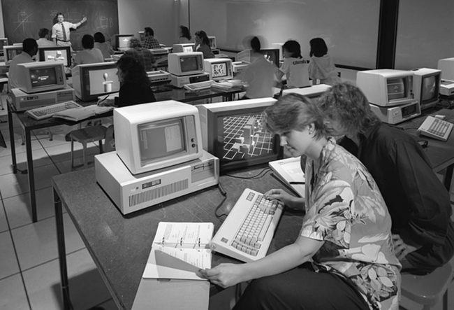 الاختراع الذي غيّر عالمنا تماماً.. أبرز 10 محطات في تاريخ الإنترنت خلال 50 عاماً من وجوده