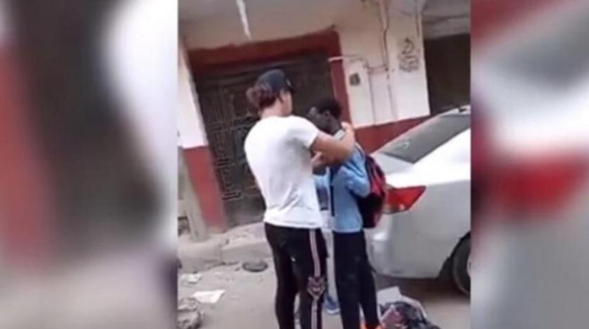 احتجاز 3 شبان مصريين بعد واقعة التنمر على طفل جنوب سوداني.. هذه العقوبة المتوقعة