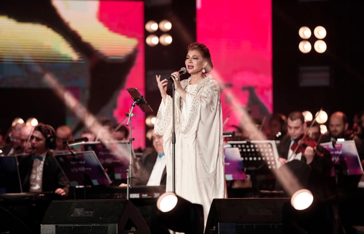 فيديو الأمير عبدالرحمن بن مساعد يقبّل رأس أصالة يثير ضجة تدفعه للتعليق: «أستغفر الله»