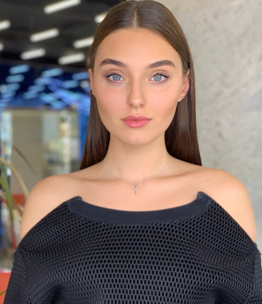 «أذلوها علناً» وجرّدوها من اللقب.. شابة تقاضي مسابقة ملكة جمال العالم بعد منعها من المشاركة لكونها أماً ومطلقة