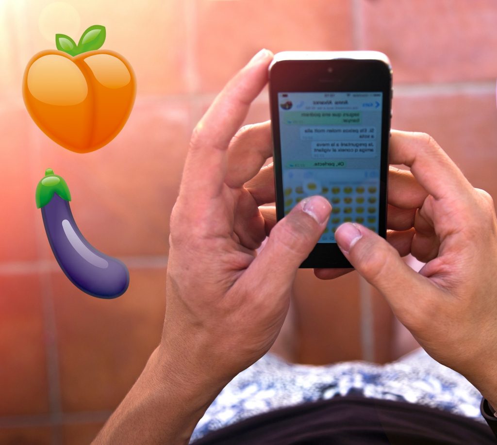 فيسبوك سيحظر نشر رمزَي الخوخ والباذنجان؟