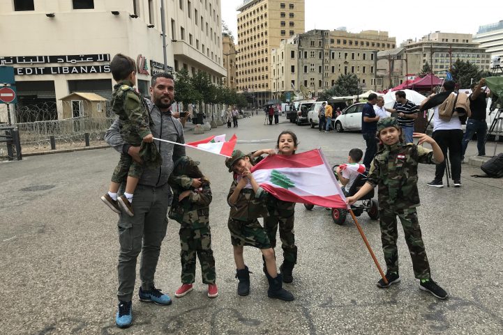 حسين وأطفاله خلال مشاركتهم في الاحتجاجات، بيروت / MEE